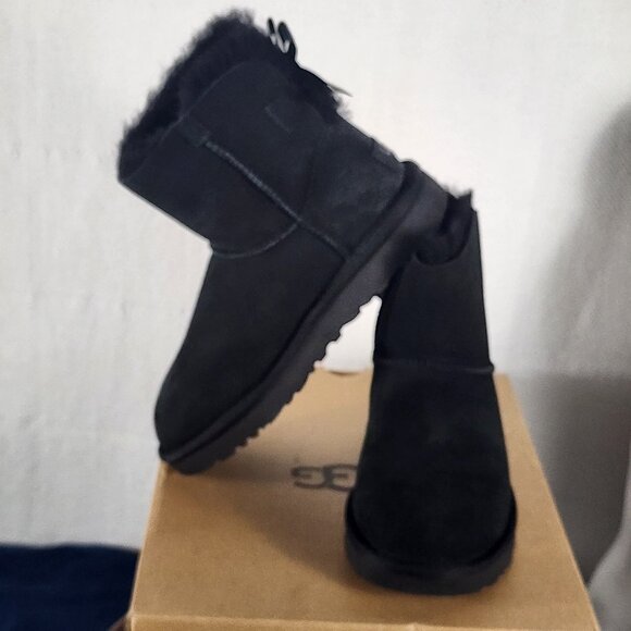 UGG Black Sheepskin Treadlit Sole Water Resist Fur Lined Mini Bailey Bow II Sz 5